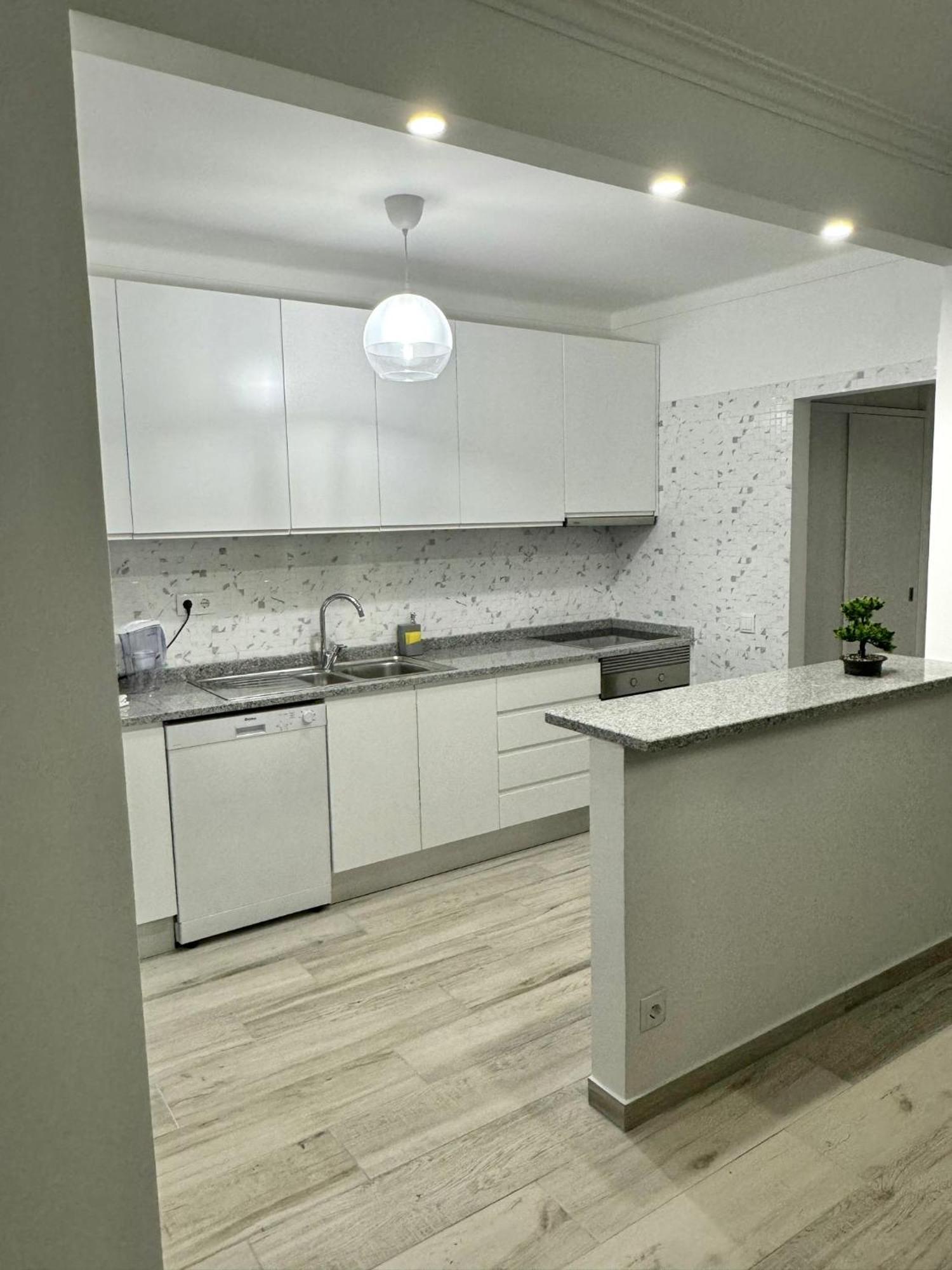 Princess Retreat Beautiful Modern Aprt 2 Min Walk From