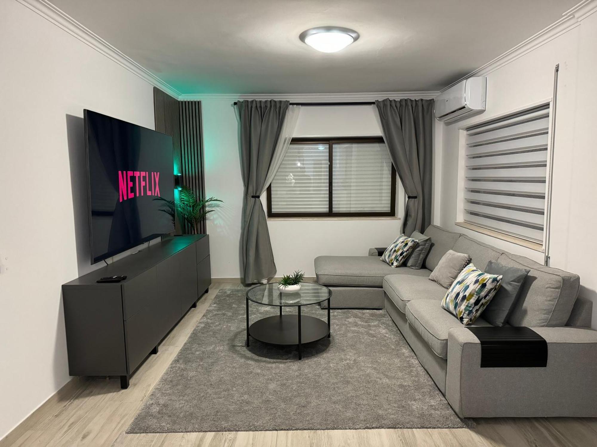 Princess Retreat Beautiful Modern Aprt 2 Min Walk From